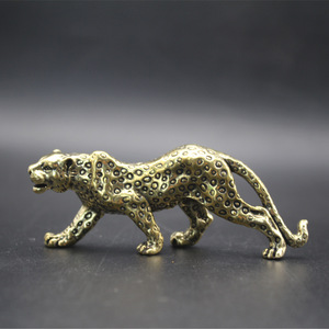 Colgante de leopardo de latón macizo, amuleto de figura animal, regalo, accesorio de moda unisex - Product Image 1