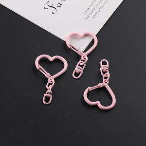 Porte-clés en métal émaillé style frais, motif cœur de dessin animé + boucle à 8 caractères, accessoire à <span class=keywords><strong>suspendre</strong></span> pour poupée en mosaïque de perles faite main DIY - Product Image 4