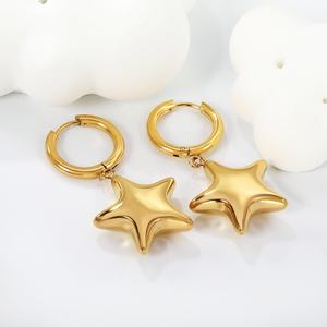 Pendientes de Aro Colgantes de Estrella de Burbuja Gruesos de Acero Inoxidable con Baño de Oro PVD de 18k, de Moda y Tendencia para Mujer - Product Image 3