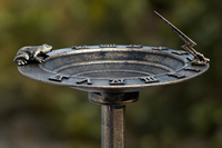 Piedestal en résine de cuivre antique 3-en-1, résistant à l'eau, écologique, avec cadran solaire, pour bain d'oiseaux et jardinière, et ornement grenouille