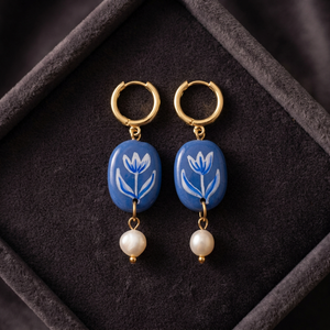 Boucles d'oreilles créoles vintage en acrylique bleu, plaquées or avec pendentif imitation perle - Product Image 3