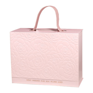 Boîte cadeau de luxe personnalisable pour vêtements avec logo, boîte en papier rose beige, doublure en éponge, pelliculage brillant, fermeture magnétique aseptique, OEM - Product Image 1