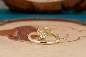 Bague ovale à double pierre, élégante pour femme, design moderne avec pierres étincelantes, idéale pour offrir ou porter au quotidien - Product Image 3