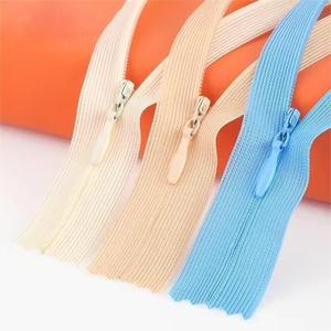 بيع بالجملة سحاب ملون للنساء فساتين مخصصة سحابات غير مرئية 3 # شريط قماش النايلون سحاب غير مرئي - Product Image 4