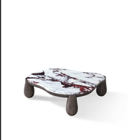 Ensemble de tables basses minimalistes irrégulières, plateau en pierre frittée aspect marbre avec pieds en bois pour salon et chambre