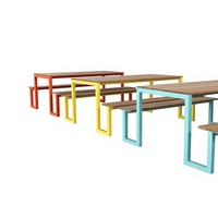 Table de pique-nique d'extérieur utilisée comme table d'art et table colorée pour la formation en maternelle et en école primaire, sûre et écologique