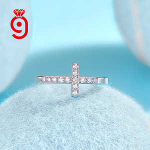 Anello Aperto Minimalista con Croce Religiosa in Argento, Micro Pavé di Moissanite, Fascia Orizzontale con Charm, Logo Personalizzato, Gioielli da Donna con Tema Religioso, Regalo GRA - Product Image 5