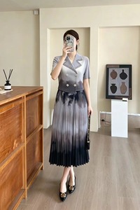 Robe longue plissée personnalisée à col blazer et strass dégradés, vente en gros - Product Image 2