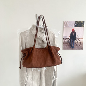 Bolsos de mano de gamuza con cordón ajustable de alta calidad para mujer, bolsos de hombro modernos de invierno para mujer, personalizados por el fabricante. - Product Image 2