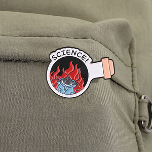 Épinglette en émail « Rat de laboratoire de sciences folles » pour veste, sac ou revers - Product Image 4