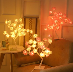 Lampe de bureau artificielle en EVA alimentée par USB, pour chambre, bureau, chevet, ornement de Noël 
 Lampe de nuit décorative en forme d'arbre à LED en forme de rose - Product Image 1