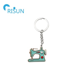 Sản xuất kim loại men may Móc Chìa Khóa tùy chỉnh máy may <span class=keywords><strong>Keyring</strong></span> đồ trang sức llavero Quilting Máy may thợ may Keychain - Product Image 6
