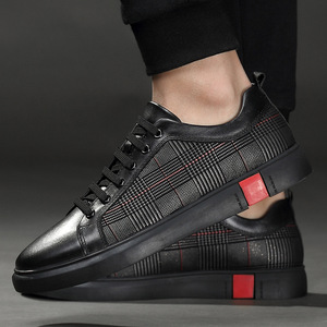 Baskets décontractées en cuir noir à motif écossais avec accent rouge, design bas, chaussures pour hommes pour le travail et le quotidien - Product Image 3