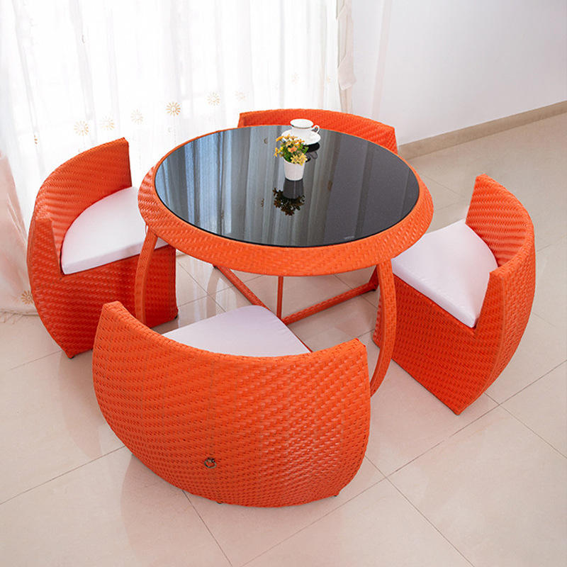 Quatre chaises et une table-orange