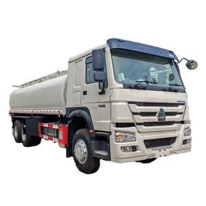 Nouveau <span class=keywords><strong>camion</strong></span> <span class=keywords><strong>citerne</strong></span> robuste 6x4 pour le transport de pétrole tout-terrain avec des pneus robustes et une capacité de plus de 30 000 L - Product Image 1
