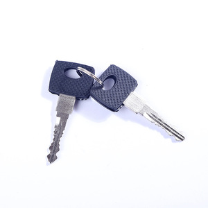 Bouchon de réservoir de carburant Mercedes-Benz 4143 2645 plastique noir pour camion moyen tonnage AROCS - Product Image 3