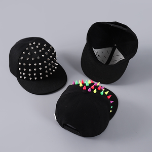 Casquette Snapback Unisexe Style Punk avec Rivets, Casquette de Baseball à 6 Panneaux Ajustable pour Adultes, Couleur Unie, Tenue Décontractée - Product Image 5