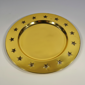 Vente en gros d'assiettes de présentation décoratives rondes en plaqué or, écologiques, assiettes de service en métal fabriquées à la main, étoiles découpées au laser, design élégant - Product Image 1