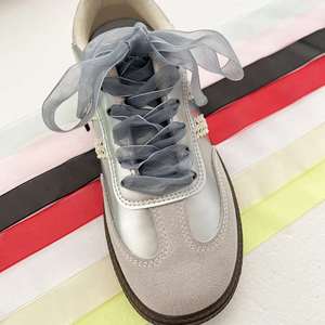 YS Wholesale Ogan Cordones de poliéster tipo gasa de color liso, anchos y planos, de seda ovalada, para zapatillas de lona de entrenamiento alemanas - Product Image 2