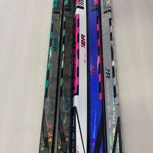 Los palos de hockey sobre hielo de fibra de carbono personalizados de alta calidad son duraderos y ligeros, adecuados para uso en exteriores en escuelas - Product Image 4