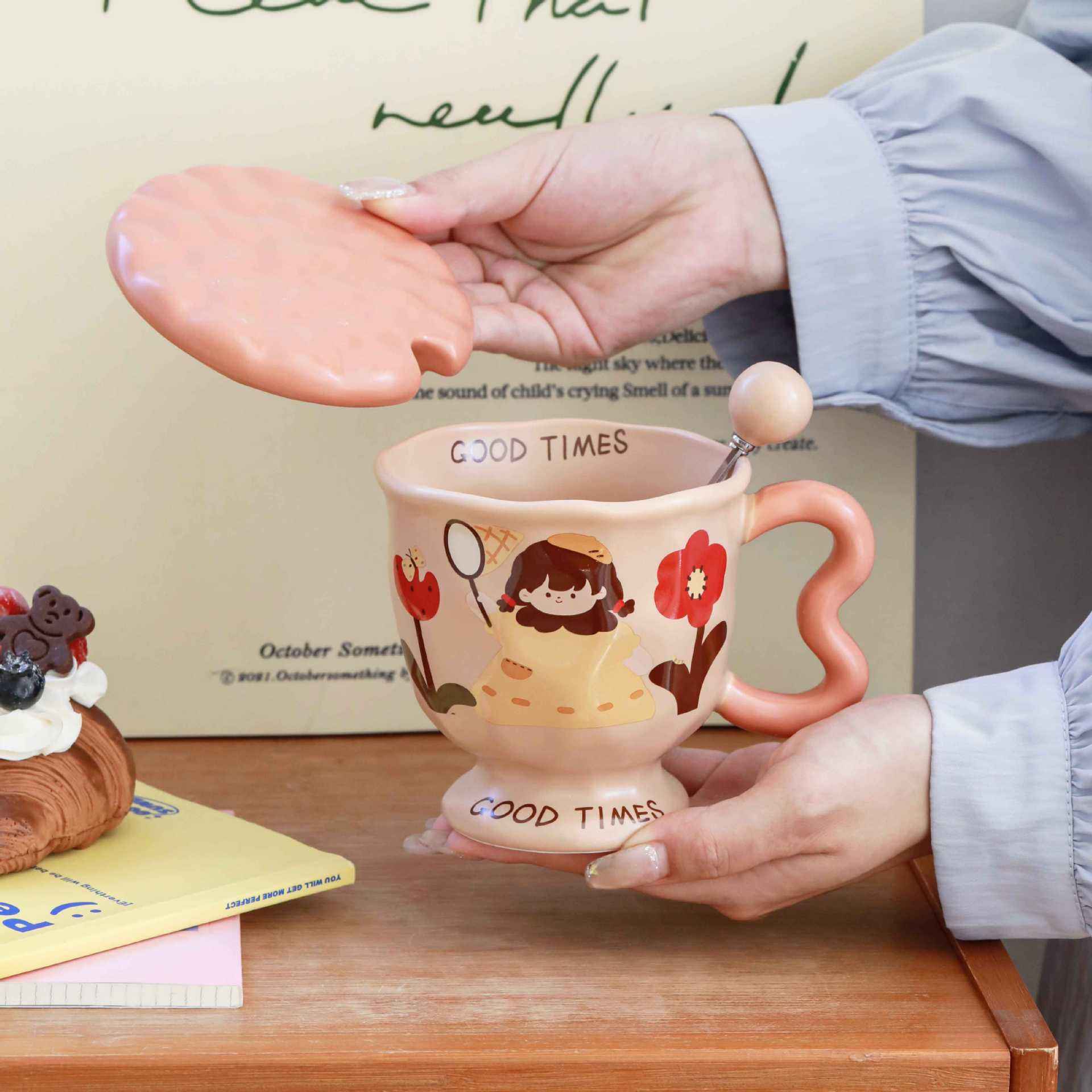 Cuchara con tapa de copa atrapamoscas