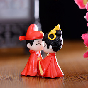 Figuritas en <span class=keywords><strong>miniatura</strong></span> <span class=keywords><strong>muñecas</strong></span> nuevas parejas <span class=keywords><strong>antiguas</strong></span> Mini adornos de plástico estilo chino regalos de boda coche de escritorio decoración del hogar - Product Image 2