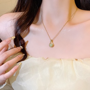 Vente Flash : Collier Ras du Cou de Luxe Rétro Tendance Géométrique pour Femme en Acier Inoxydable Plaqué Or avec Pendentif Zircon – Idéal Cadeau - Product Image 2