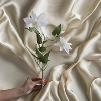 Vente en gros de fleurs artificielles en soie de clématite blanche modernes de haute qualité, faites à la main, en vrac, pour la décoration murale de la maison, mariage