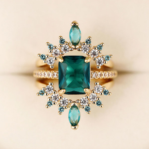 Ensemble de deux bagues en pierres précieuses vertes Royal Crown pour femmes, bijoux élégants de style vintage - Product Image 1