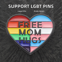Broche en émail en gros, style usine, moderne, nickel noir, motif cœur arc-en-ciel 'Free Mom Hug Pride', badge LGBT, broche cœur 'Mom LGBTQ'