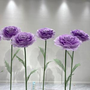 Grandes fleurs décoratives H-701 pour événements de mariage, grandes fleurs en organza violettes sur pied pour présentation en vitrine de fête - Product Image 6