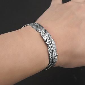 กำไลข้อมือสไตล์เรโทรขนนกแบบเปิด ดีไซน์ทันสมัยสำหรับผู้หญิงผู้ชาย คู่รัก ทำจากสแตนเลส - Product Image 5