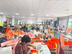 Traje Impermeable con Capucha, Ecológico, de PVC, con Tiras Reflectantes de Alta Visibilidad y Diseño Plegable - Product Image 6