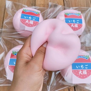 ของเล่นบีบสตรอว์เบอร์รีไดฟุกุ ฮาชิมิ เนื้อนุ่ม ยืดหยุ่น บีบแล้วคืนรูปช้า ของเล่นโมจิเนื้อนุ่ม ของเล่นบีบคลายเครียด ของเล่นจำลองขนมหวาน - Product Image 5