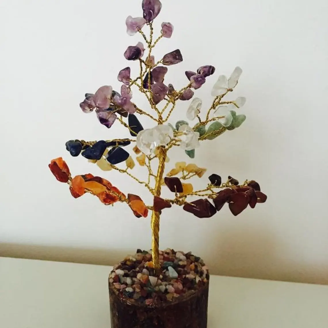 Preço de fábrica natural 7 chakra pedra ficha árvore | 100 chips para cura e decoração de casa da índia