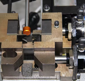 <span class=keywords><strong>Ligne</strong></span> de production de machine à dénuder les câbles pneumatique semi-automatique Hilong HL-<span class=keywords><strong>305</strong></span> pour le traitement des câbles de données - Product Image 5