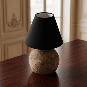 Lámpara de mesa moderna minimalista de cerámica negra mate, con base de bola de cerámica texturizada y diseño Balinés Wabi Sabi. - Product Image 3