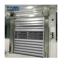 Puerta enrollable espiral industrial duradera con panel sándwich de aluminio reforzado aislado y operación automática, puerta rá