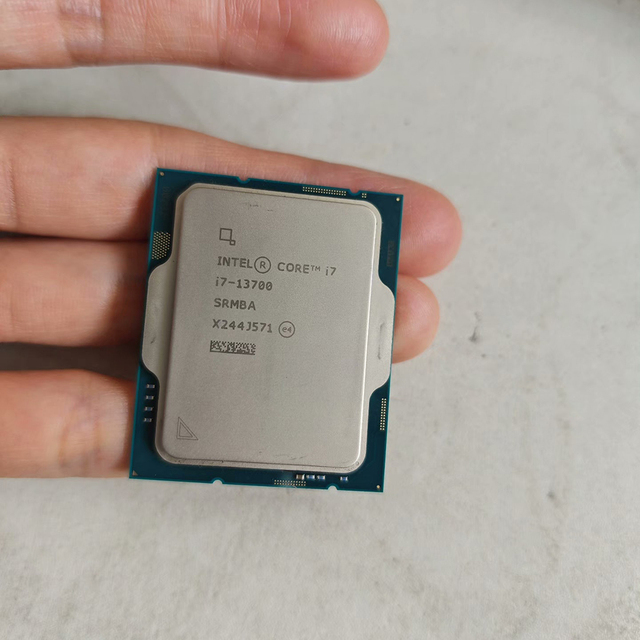 Brand New Core I7-13700 16-Core 24-Thread Desktop Processor (Raptor Lake, 2.1GHz Base / 5.2GHz Turbo)