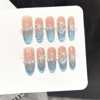 Art des ongles portable fait main pour la vente en gros, avec des coquillages d'été frais et des étoiles de mer. Parfait pour un look sur le thème de l'océan.