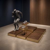 Base de présentation pour mannequin de vitrine avec cadre finition or et plateformes effet bois foncé pour vêtements et chaussures