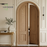 Porte intérieure double courbée de style français avec lignes décoratives, finition en chêne acajou, porte extérieure en bois massif à arche ronde