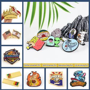 Badge en émail plaqué or en alliage de zinc, forme de triangle en <span class=keywords><strong>V</strong></span>, flamme rouge, noir, strass, logo personnalisé, livraison rapide, <span class=keywords><strong>prix</strong></span> d'usine - Product Image 2