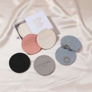 Bolsa de Regalo de Terciopelo de Microfibra Blanca con Logotipo Personalizado al por Mayor, Bolsa de Embalaje con Solapa Beige para Guardar Joyas y Pendientes - Product Image 6