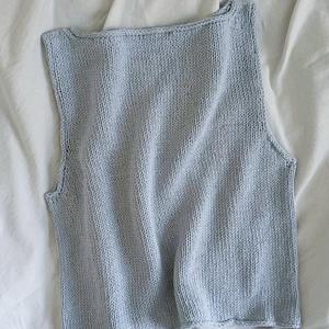 2026 Fornitore OEM Personalizzato Gilet in Maglia Estivo con Scollo a Barca Chic, Top Corto Senza Maniche con Bordo Arrotolato da Donna - Product Image 2