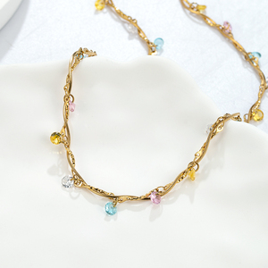 قلادة فرنسية رومانسية مزينة بالأحجار الكريمة - مطلية بالذهب عيار 18 قيراط من الفولاذ المقاوم للصدأ، أحجار كريمة متعددة الألوان، مجوهرات أنيقة بتصميم فني طبيعي وعتيق - Product Image 2