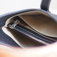 Sacs à main de luxe personnalisés en cuir véritable pour femmes, style vintage, sculptés à la main, résistants à l'eau avec fermeture éclair, vente en gros