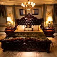 Lit en bois de luxe haut de gamme, finition cerisier vintage, en cuir véritable sculpté, avec pieds cabriole robustes, idéal pour chambre principale de penthouse