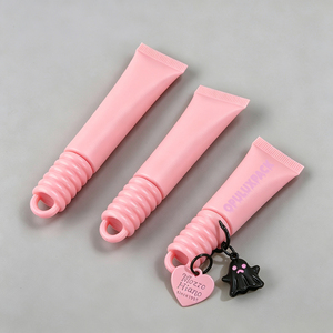 หลอดลิปกลอสแบบน่ารักสำหรับแบรนด์ส่วนตัว ขนาด 10 มล. 15 มล. 20 มล. สีชมพู หลอดบีบเนื้อนุ่ม พร้อมโลโก้และกล่องแบบกำหนดเอง พร้อมพวงกุญแจ - Product Image 4