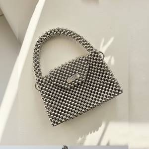 Superbe mini sac à poignée supérieure perlé argent métallique avec fermeture à rabat structuré, disponible à prix de gros. - Product Image 1